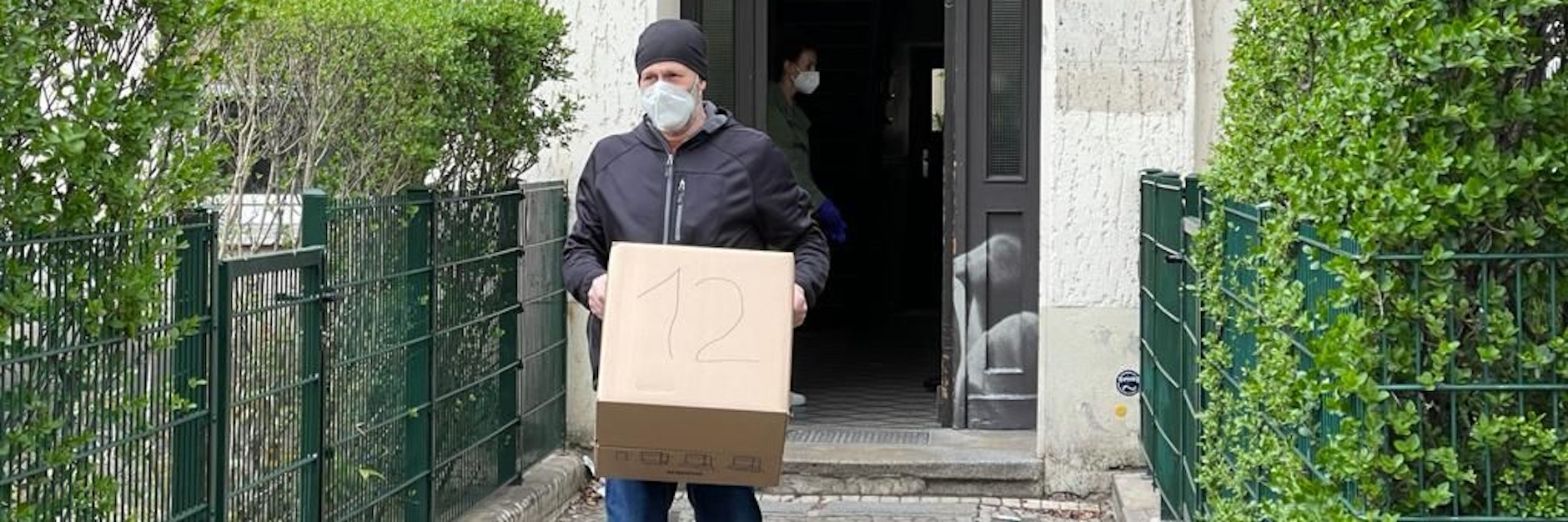 Aufklärungserfolg in Sachen „NSU 2.0“: Ein Ermittler des hessischen Landeskriminalamtes trägt eine Kiste mit beschlagnahmten Datenträgern und Unterlagen aus der Wohnung des Verdächtigen.