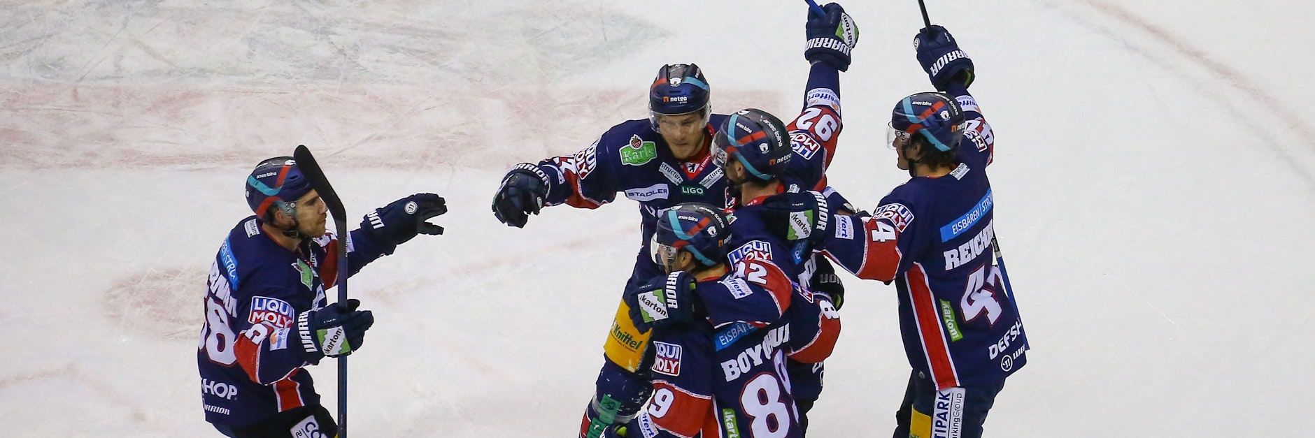 Das Leben wär so leer ohne Bär ... Und erst recht ohne Eisbären beim Jubeln nach Toren gegen Wolfsburg.