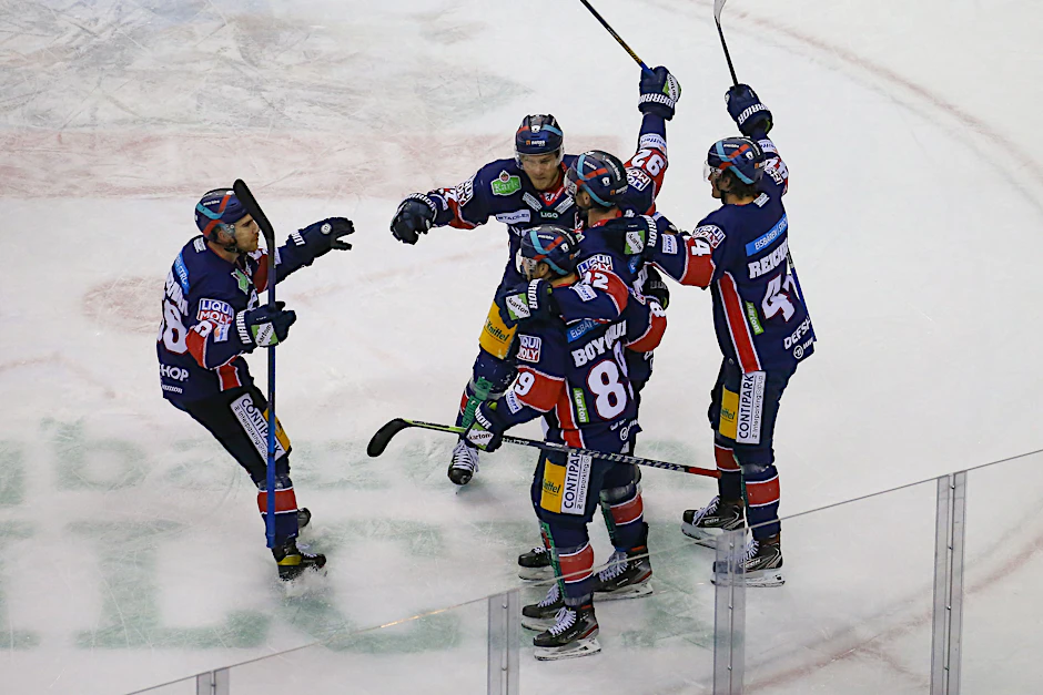 Das Leben wär so leer ohne Bär ... Und erst recht ohne Eisbären beim Jubeln nach Toren gegen Wolfsburg.