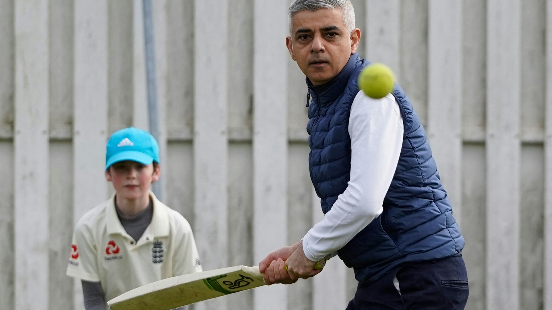 Während seines Wahlkampfs versuchte sich Sadiq Khan auch als Cricket-Batsman. Wohl auch, um nicht immer an die 15.000 Covid-19-Toten in seiner Stadt zu denken.