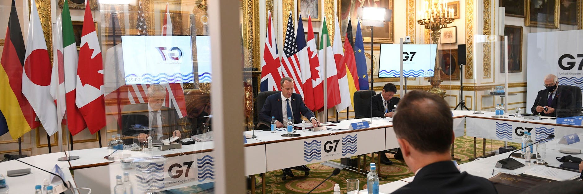 Die G7-Außenminister, täglich Corona-getestet, sitzen in London durch Plexiglasscheiben voneinander abgeschirmt in ihrer Runde.