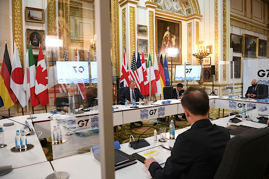 Die G7-Außenminister, täglich Corona-getestet, sitzen in London durch Plexiglasscheiben voneinander abgeschirmt in ihrer Runde.