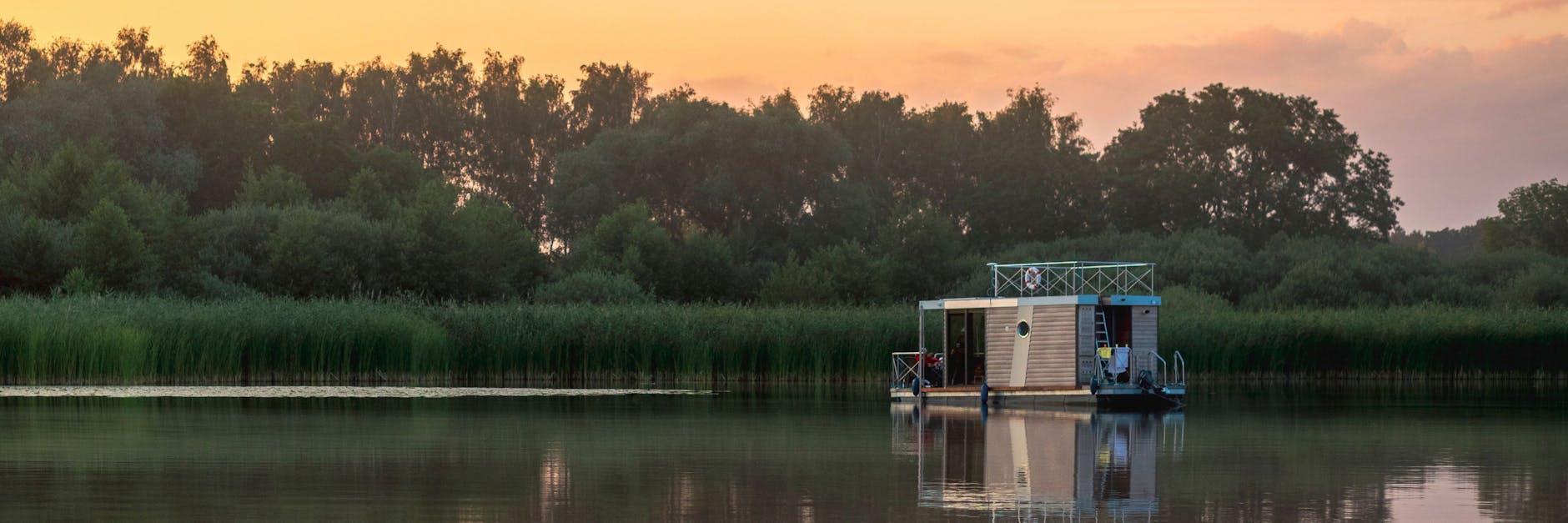 Allein mit der Familie auf einem Hausboot Urlaub zu machen, ist auch in Pandemie-Zeiten eine sichere Angelegenheit – wenn es erlaubt ist.