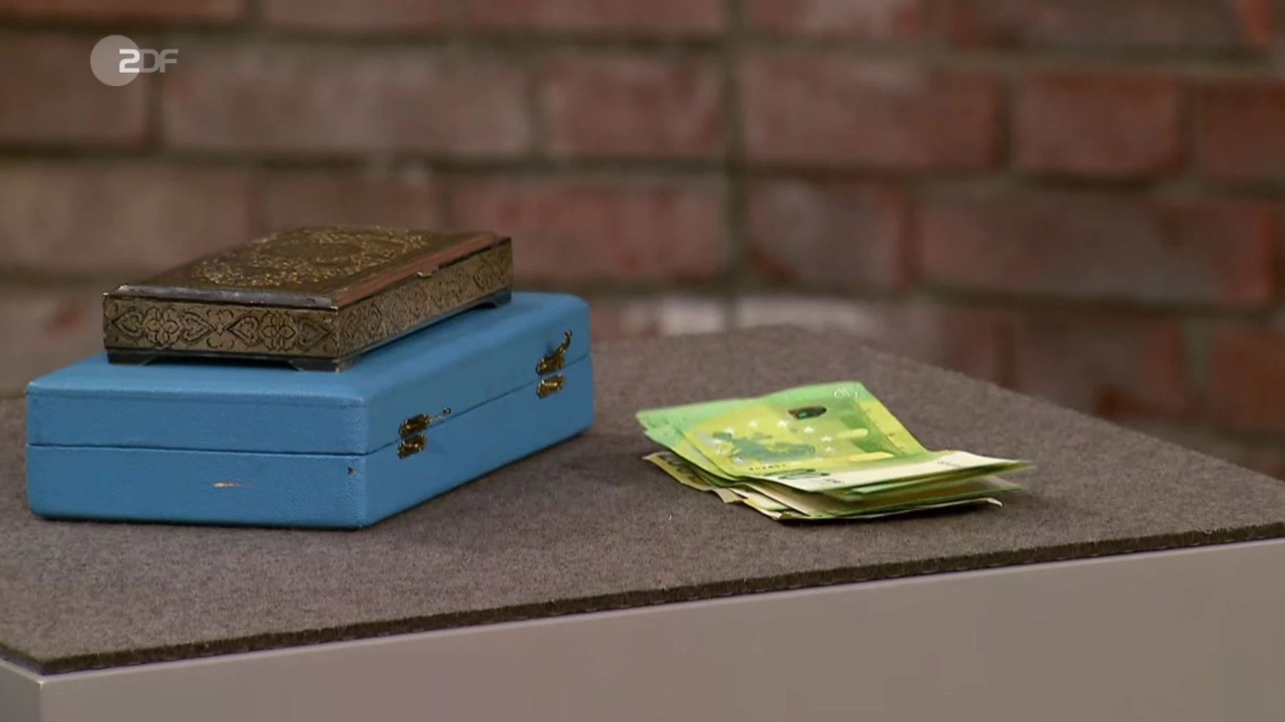 Für den Hammerpreis von 2150 Euro geht die Dose bei&nbsp;„Bares für Rares“ über den Händler-Tisch.