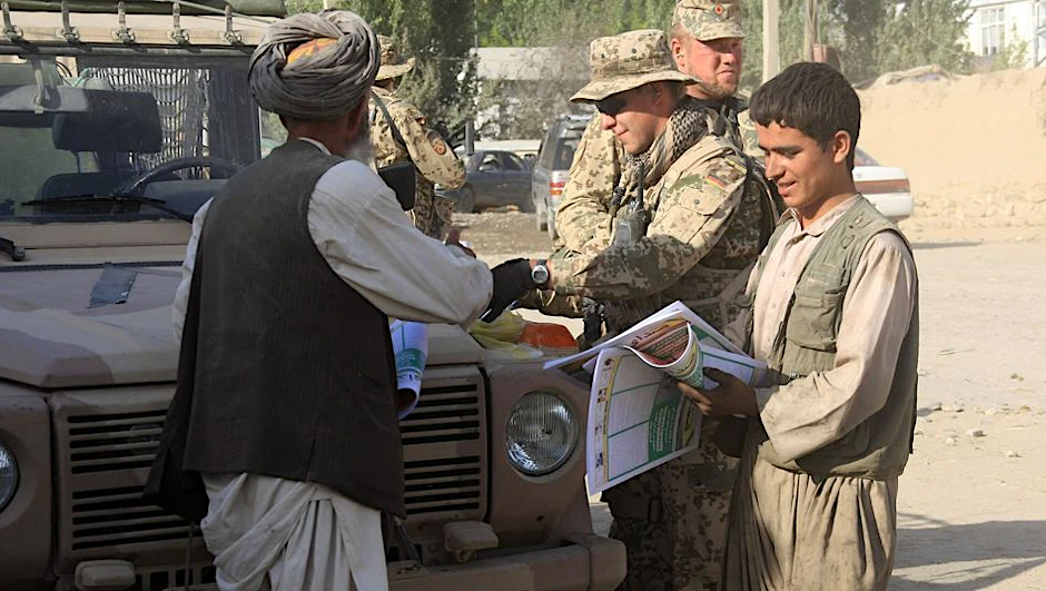 Der junge Mann rechts vermittelt als afghanische „Ortskraft“ zwischen Bundeswehrsoldaten und einem Einheimischen.