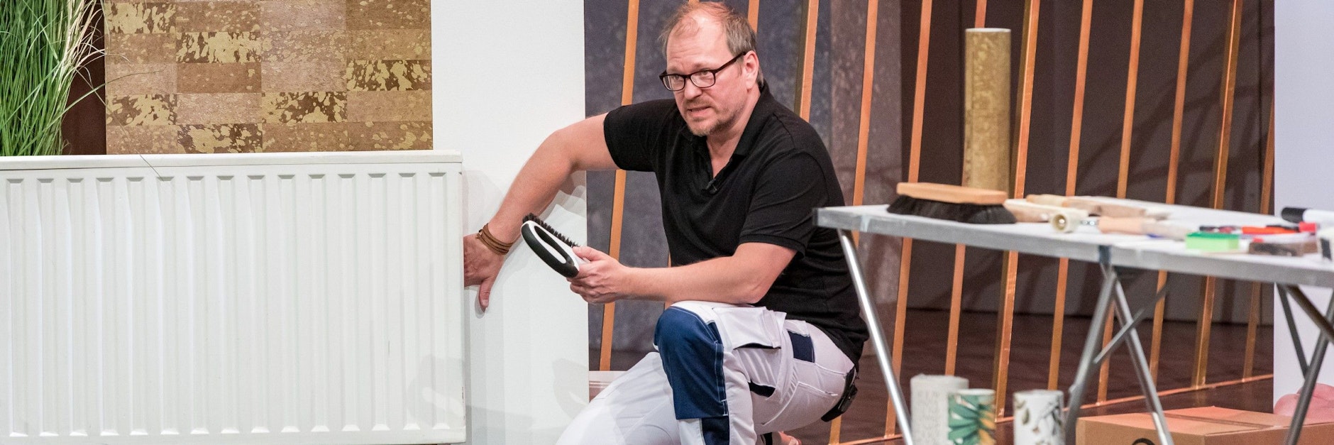 Michael Heide stellt bei „Die Höhle der Löwen“ seine „SmartQ“-Tapezierbürste vor.