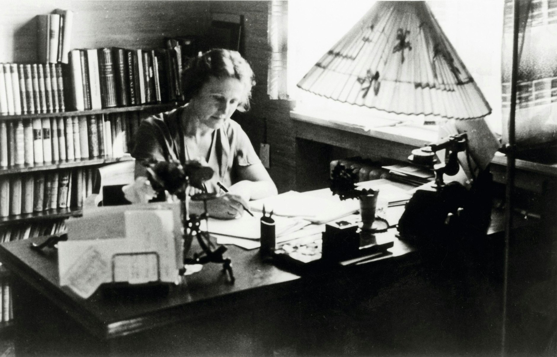 Anna Haag in den dreißiger Jahren an ihrem Schreibtisch.