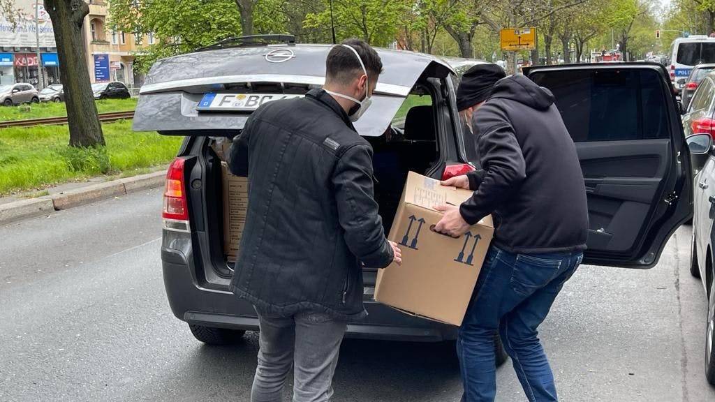 Ermittler des hessischen Landeskriminalamtes tragen Kisten mit beschlagnahmten Datenträgern und Unterlagen aus der Wohnung des Verdächtigen.