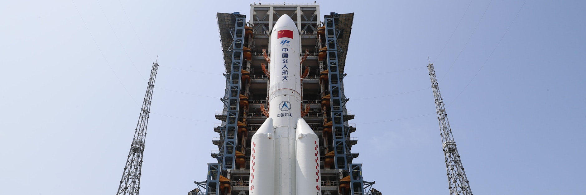 China: Langer-Marsch-5B-Y2-Rakete vor dem Start. Teile eines solchen Ungetüms stürzen in Kürze unkontrolliert zur Erde.&nbsp;