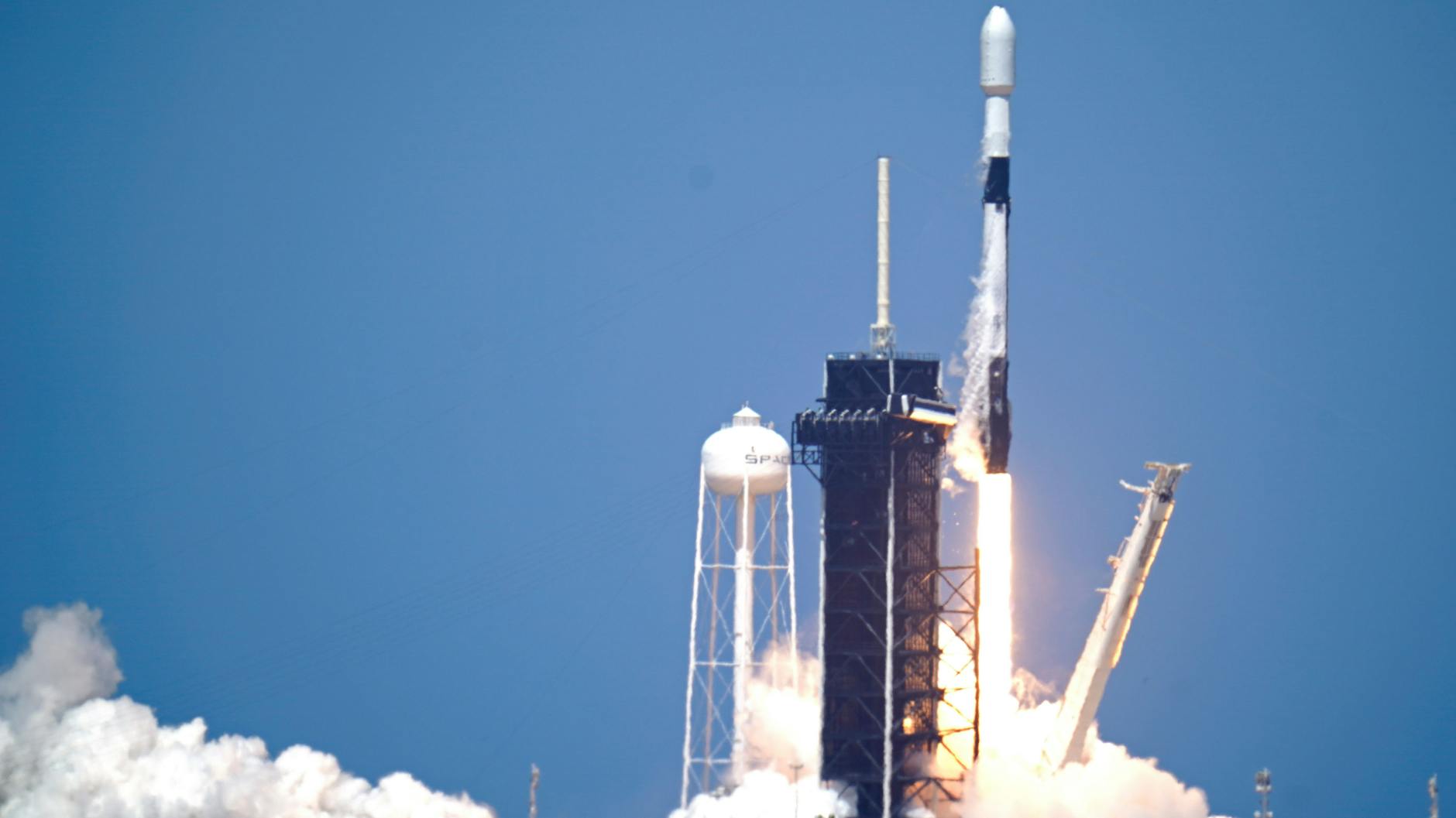 Eine SpaceX-„Falcon 9“-Rakete mit der 26. Charge von etwa 60 Satelliten für das Starlink-Breitbandnetzwerk hebt von der Rampe 39A im Kennedy Space Center in Cape Canaveral.