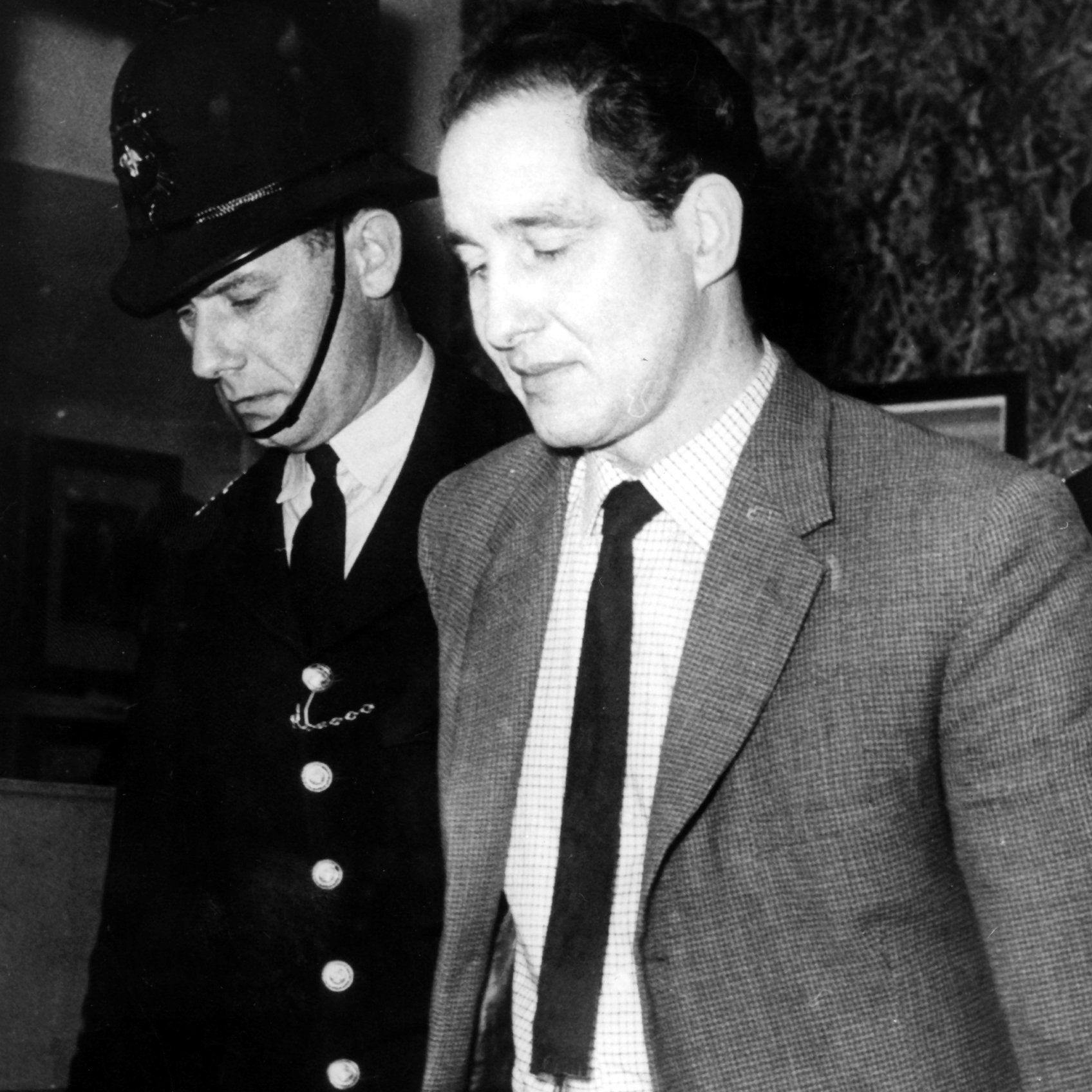 Der englische Posträuber Ronald Biggs wird von einem Polizisten nach seiner Urteilsverkündung in London abgeführt.