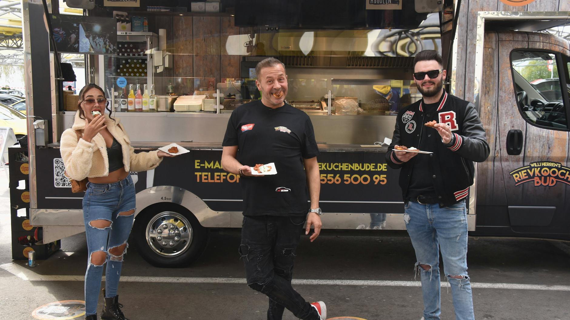 Willi Herren mit seiner Tochter Alessia und seinem Sohn Stefano zur Eröffnung seines Foodtrucks am 16. April. Es war sein letzter öffentlicher Termin.