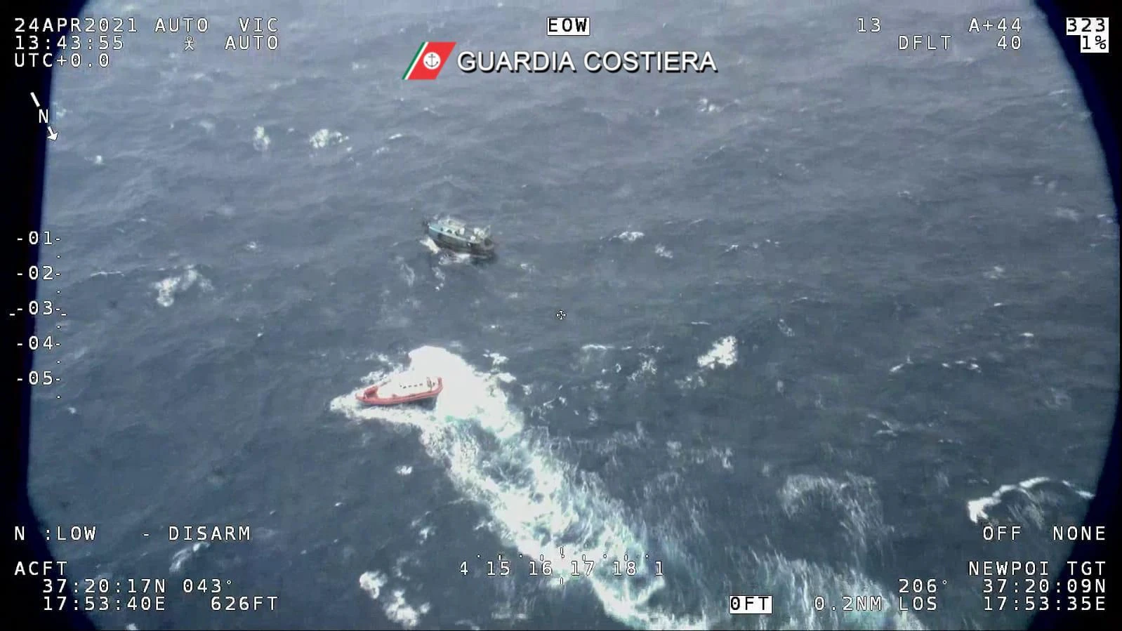 Es geht auch anders: Am 24. April nähert sich ein orangefarbenes Boot der italienischen Küstenwache einem mit Flüchtlingen besetzten Fischerboot. Über hundert Menschen wurden aus Seenot gerettet.&nbsp;&nbsp;