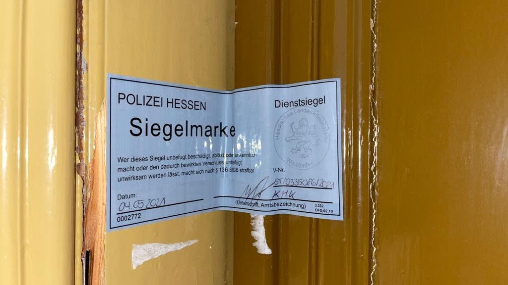 Die Wohnung des mutmaßlichen „NSU 2.0“-Schreibers wurde von der Polizei versiegelt.