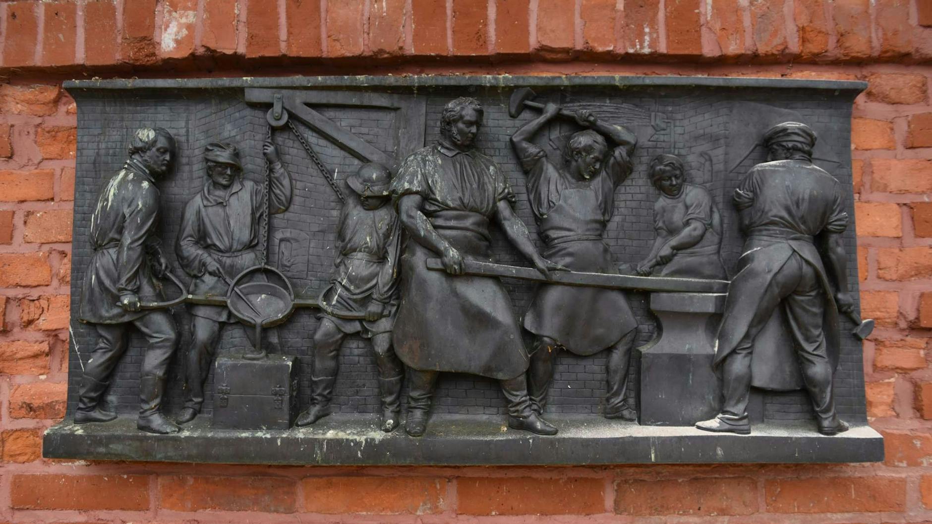 Die Familie Borsig machte sich mit Eisengießen und dem Bau von Lokomotiven einen Namen. Davon zeugt dieses Relief an einem der Gebäude ihres einstigen Landguts.