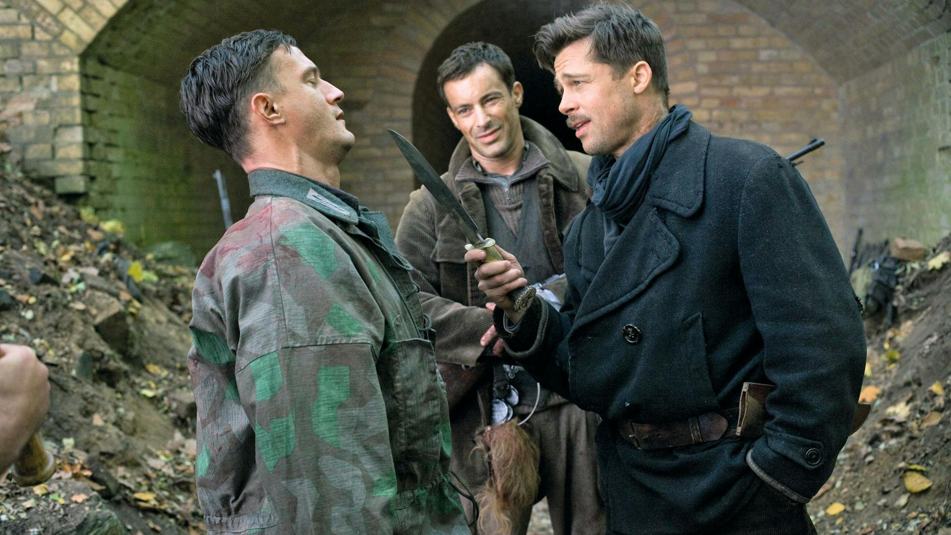 Wer Nervenkitzel mag, ist im Fort Hahneberg gut aufgehoben. In der Ruine entstanden Filmszenen für „Inglourious Basterds“. Das Foto zeigt Brad Pitt als Lieutenant Raine (rechts) mit den Schauspielern Gedeon Burkhard und Sönke Möhring.