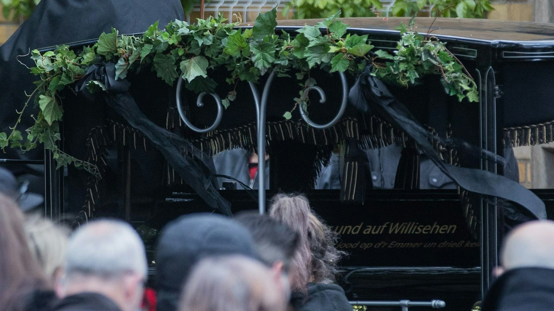 Der Sarg von Willi Herren wird auf einer Kutsche zum Grab gebracht.