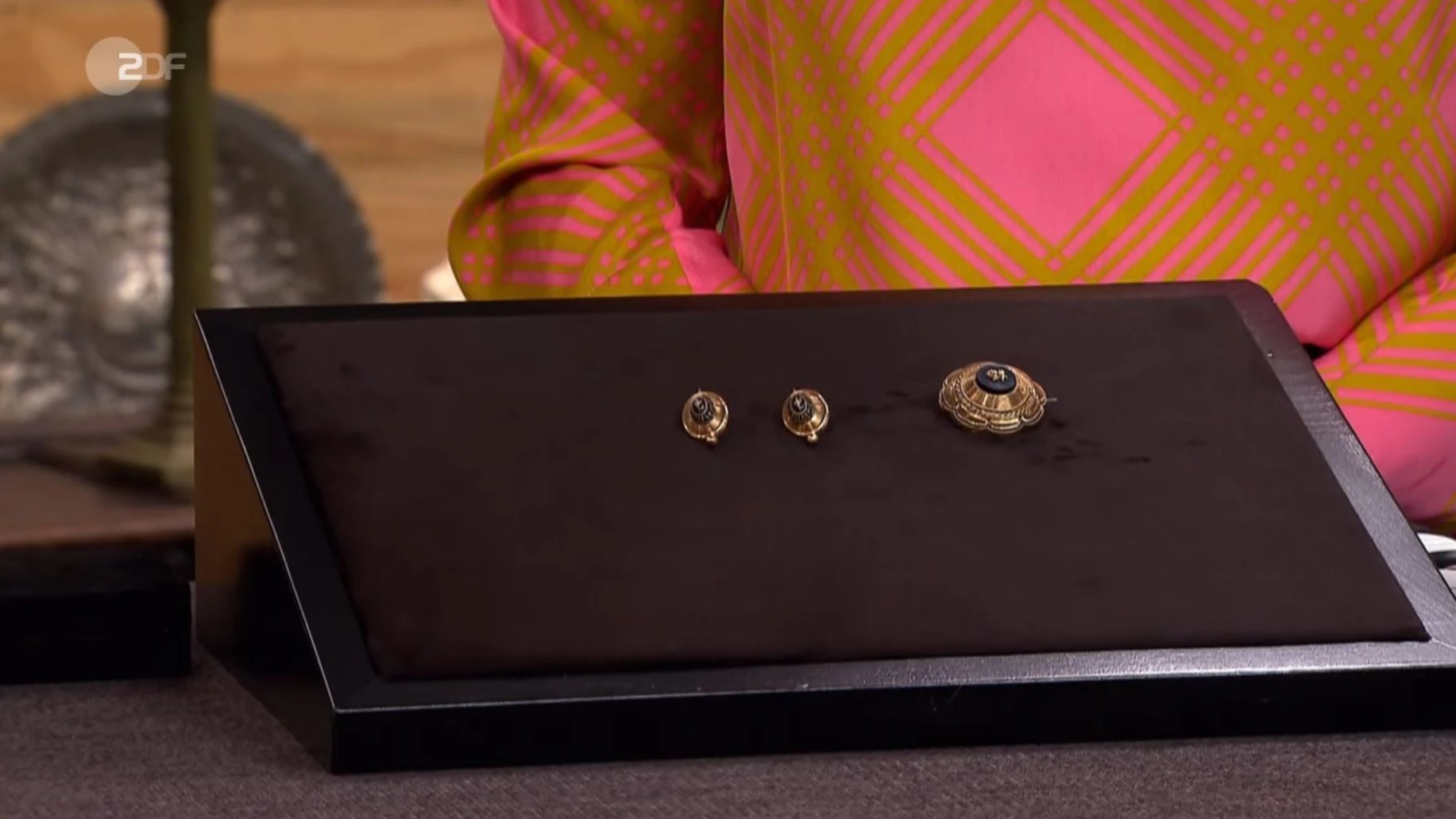 „Bares für Rares“-Expertin Dr. Heide Rezepa-Zabel erklärt den Schmuck.