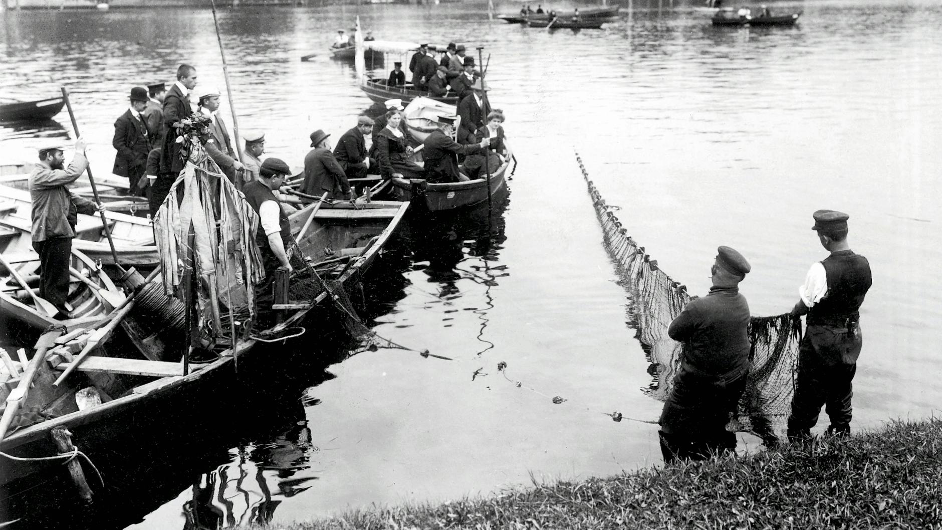 Fishing in Stralau around 1920.
