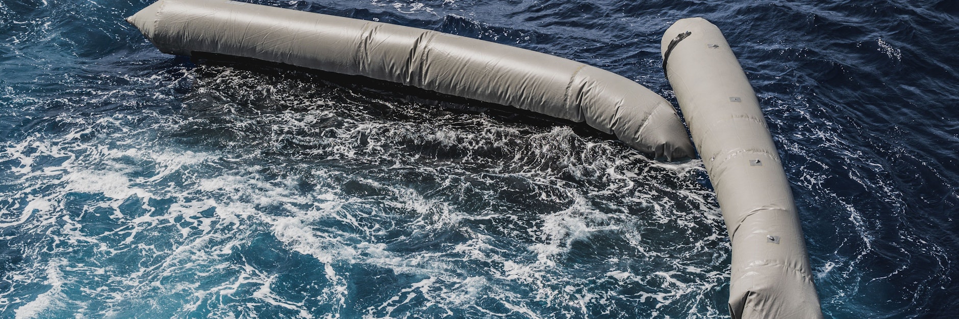 &nbsp;Reste eines Schlauchbootes treiben auf dem Mittelmeer. An Bord sollen rund 130 Flüchtlinge gewesen sein. Sie ertranken.&nbsp;&nbsp;