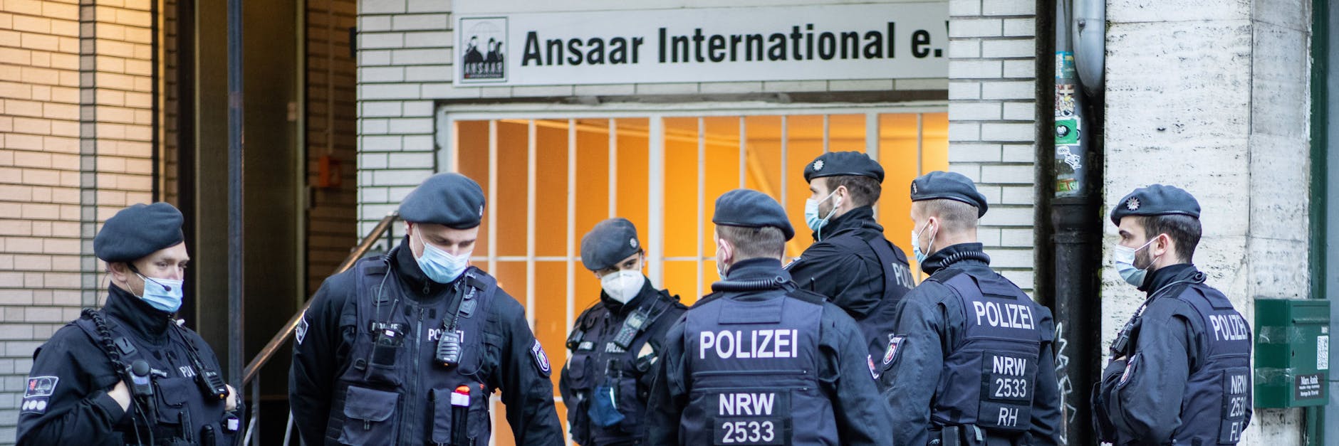  Polizeibeamte vor der Zentrale des Vereins Ansaar International in Düsseldorf. Bundesinnenminister Seehofer (CSU) hat den salafistischen Verein Ansaar International sowie mehrere Teilorganisationen der islamistischen Vereinigung verboten.