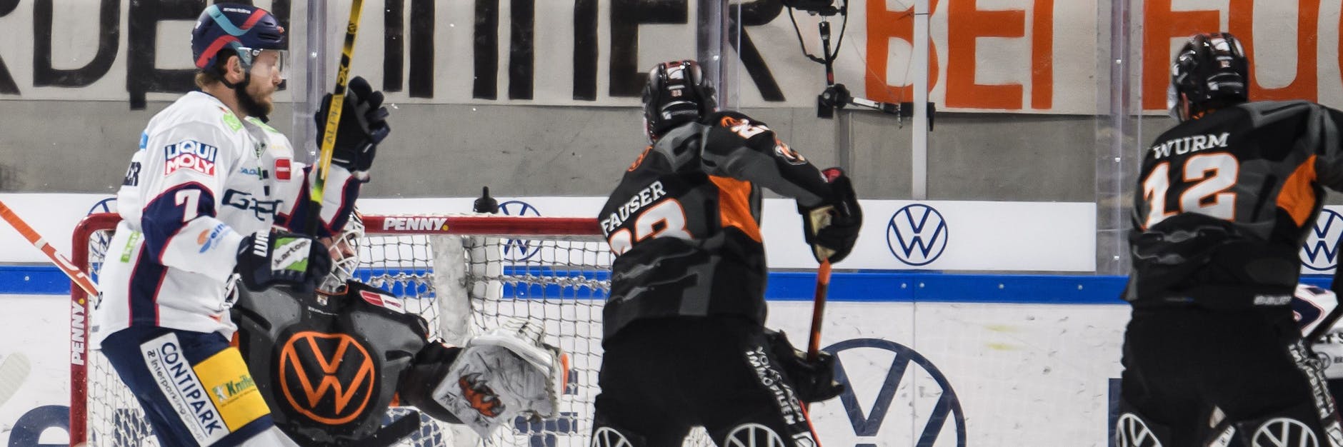 Eisbären-Kapitän Frank Hördler (l.) dreht nach seinem 1:0 in Wolfsburg jubeln ab.