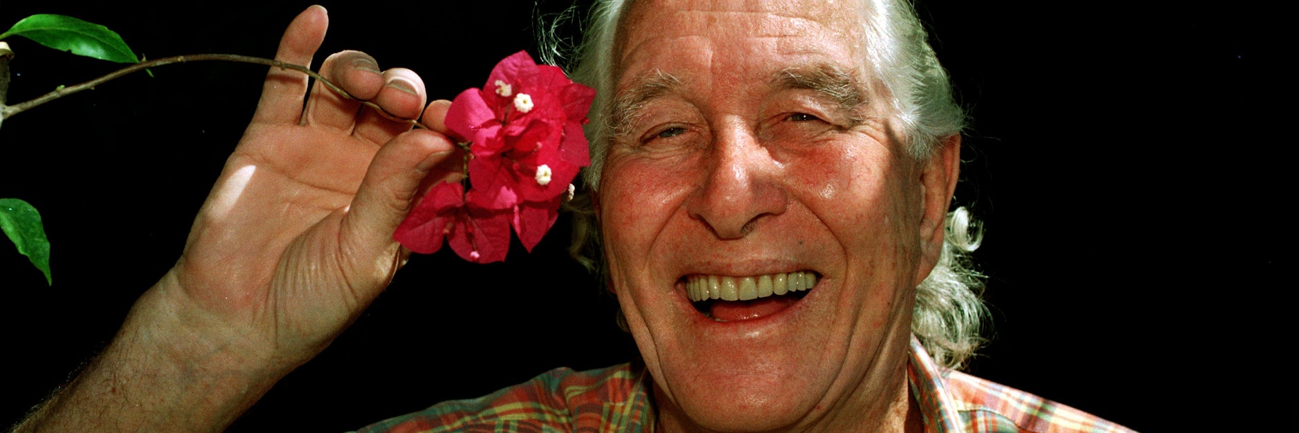 Der legendäre Postzug-Räuber Ronnie Biggs posiert zu Hause in Santa Tereza mit einer Blume. An der Copacabana genoss Biggs mehr als 35 Jahre lang das süße Leben Südamerikas.