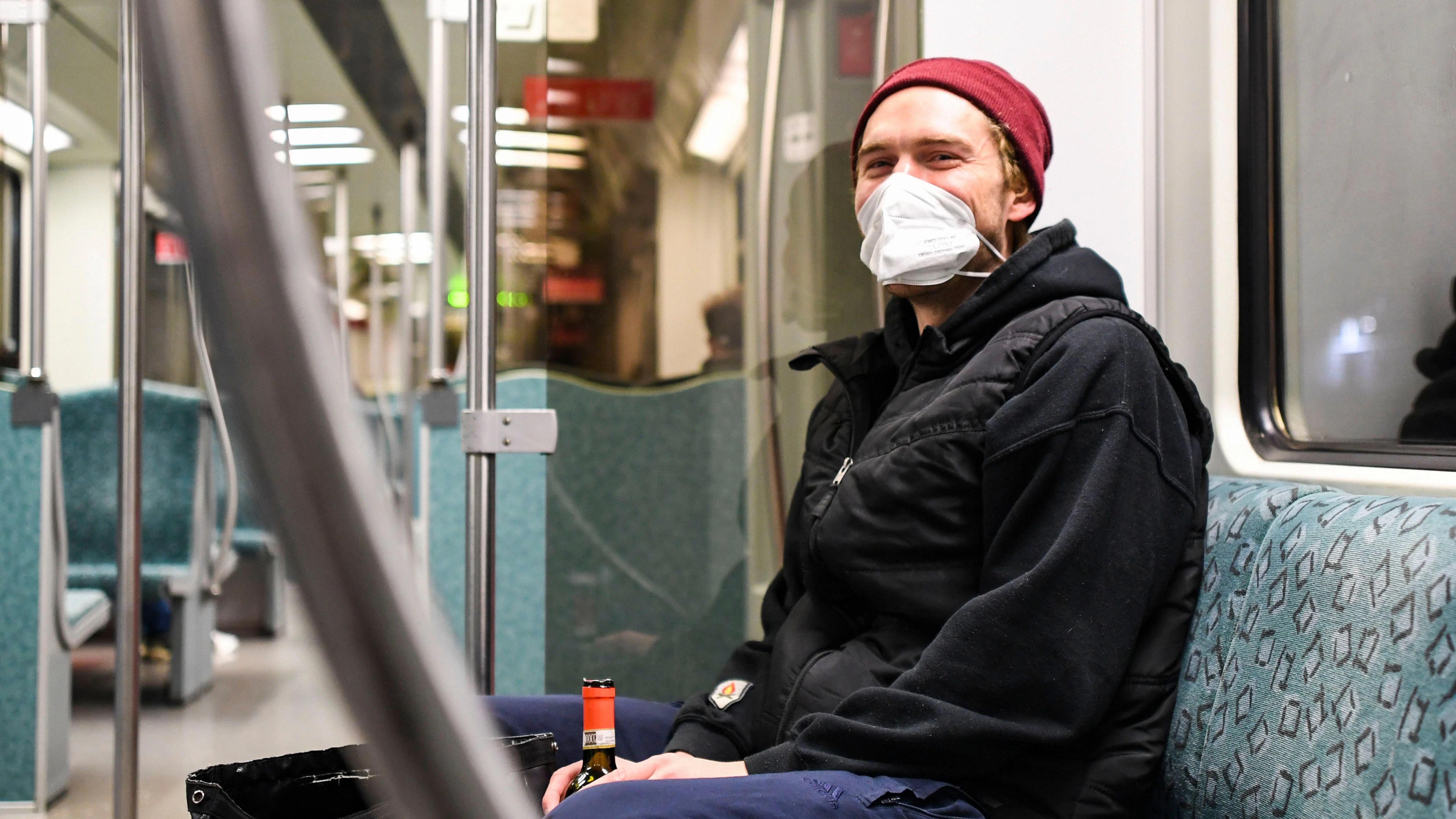 Niklas (37) ist neu in Berlin, will in der S-Bahn die nächtliche Stadt kennen lernen und ein wenig Spaß dabei haben – trotz Ausgangssperre.<br>