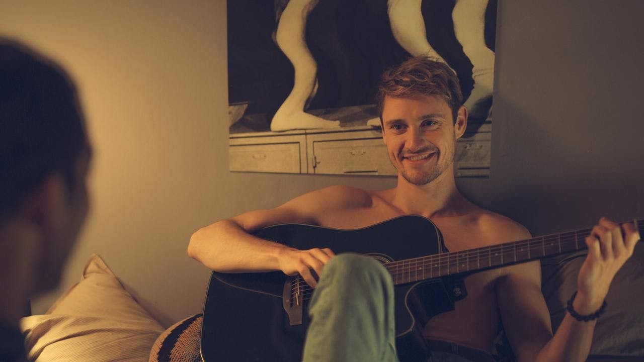 Robbie (Frederic Brossier) ist selbstbewusst und sexy.