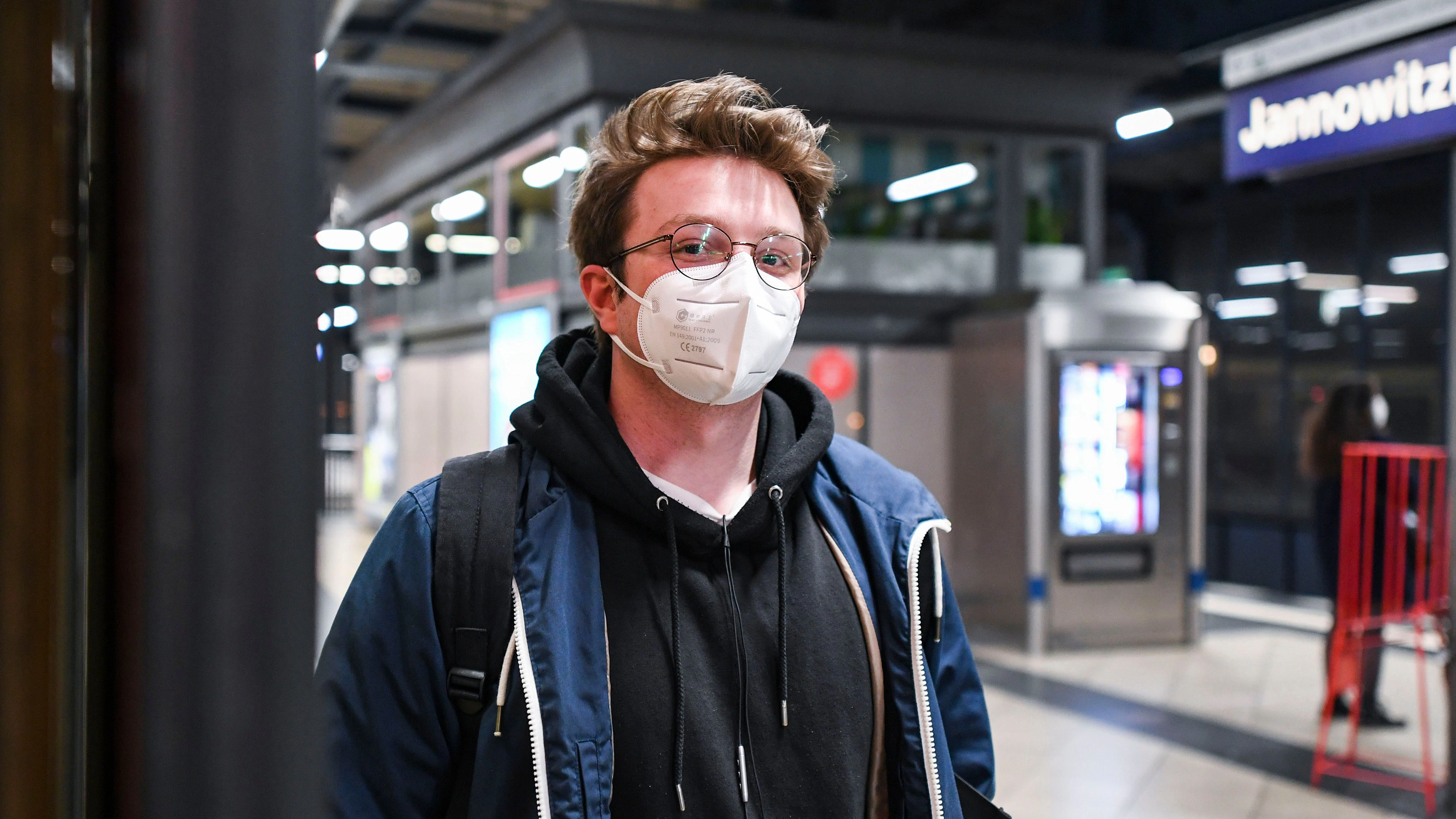 War fast allein in der S-Bahn: Erik Lange (25) hat weit nach 23 Uhr seinen Zielbahnhof Jannowitzbrücke erreicht. Der Krankenpfleger hat eine anstrengende Spätschicht hinter sich.&nbsp;<br>