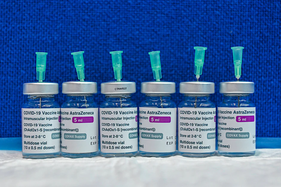 Leere Impfstoffbehälter von Astrazeneca