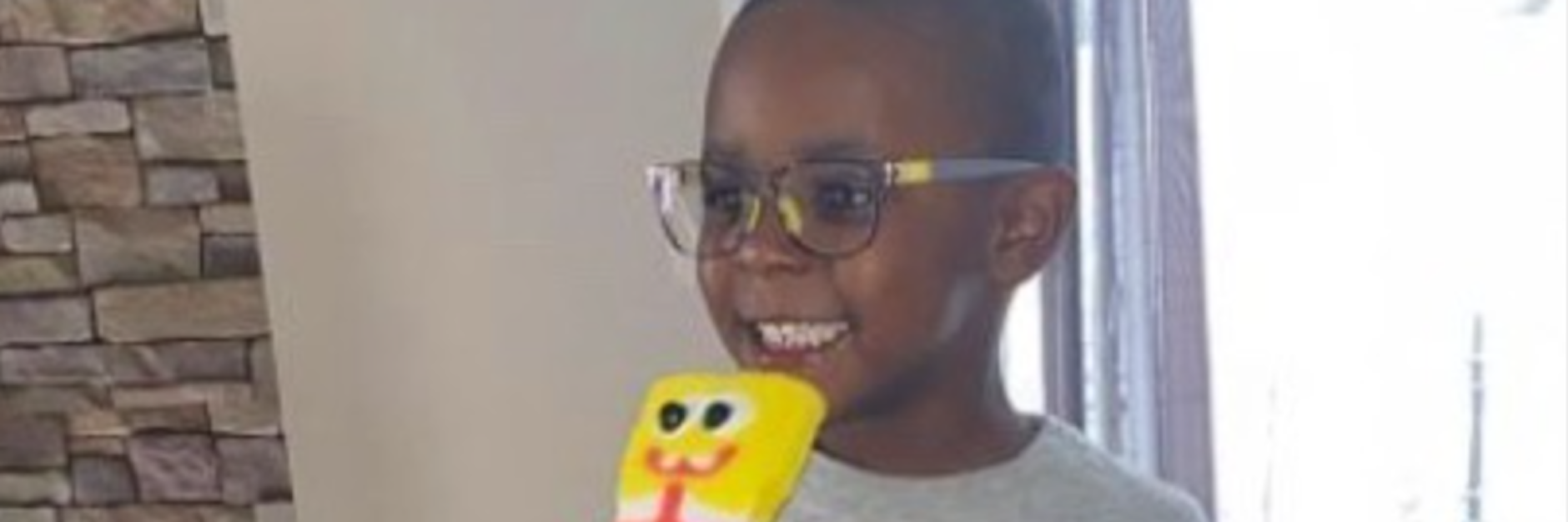 Der kleine Noah mit einem Spongebob-Eis