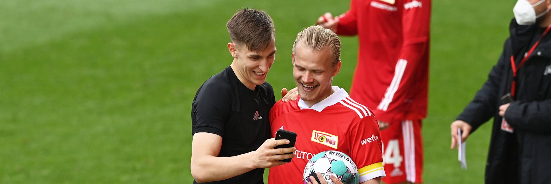 Nico Schlotterbeck (l.) im Austausch mit Joel Pohjanpalo: Worüber die beiden da wohl gestrahlt haben? 