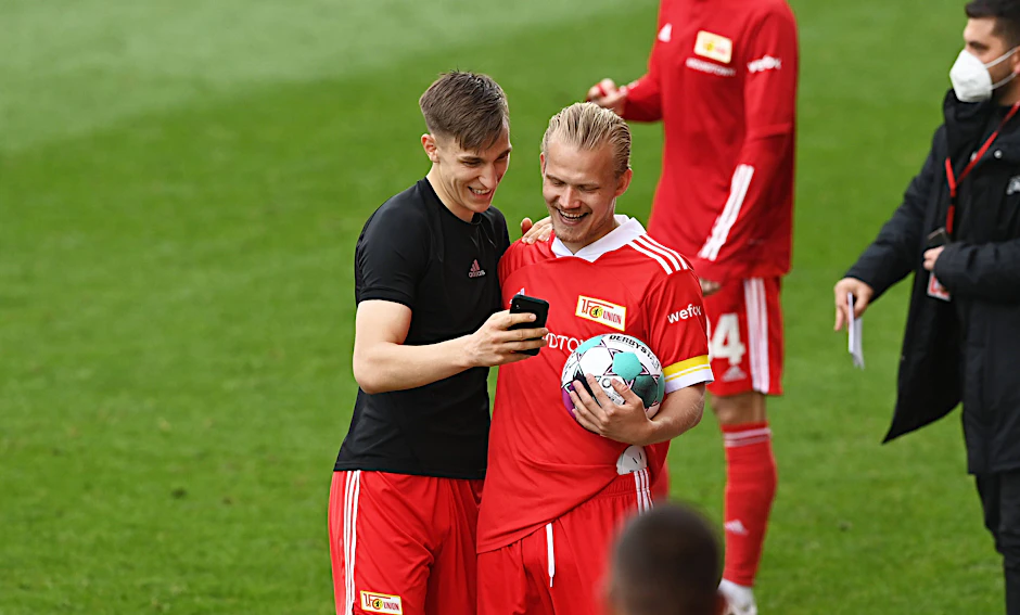Nico Schlotterbeck&nbsp; (l.) im Austausch mit Joel Pohjanpalo: Worüber die beiden da wohl gestrahlt haben?&nbsp;