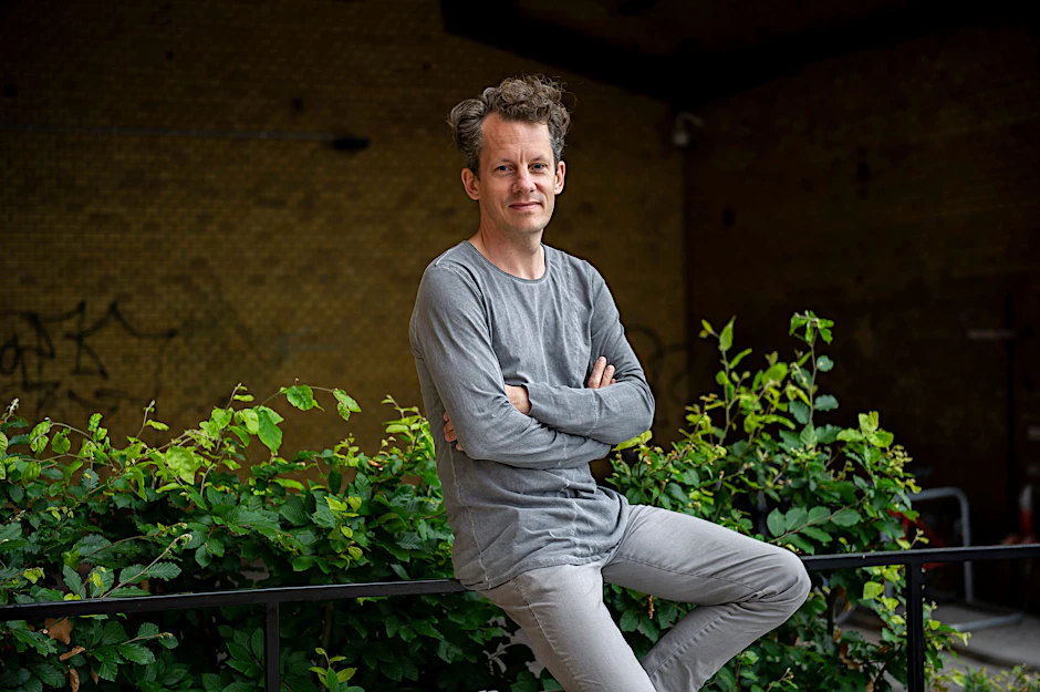 Max Maendler, Gründer von lehrermarktplatz.de und Initiator des #wirfürschule-Hackaton. Hier auf dem Hof der Bötzow-Brauerei in Prenzlauer Allee.