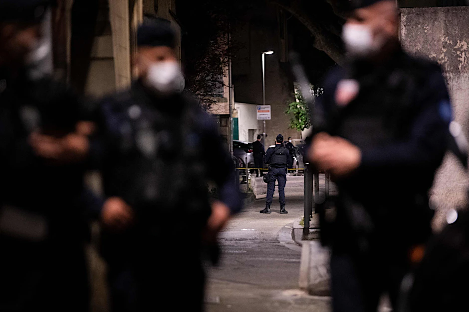 Die Polizei sichert den Ort, an dem ein Polizist während eines Anti-Drogen-Einsatzes in Avignon getötet wurde.&nbsp;