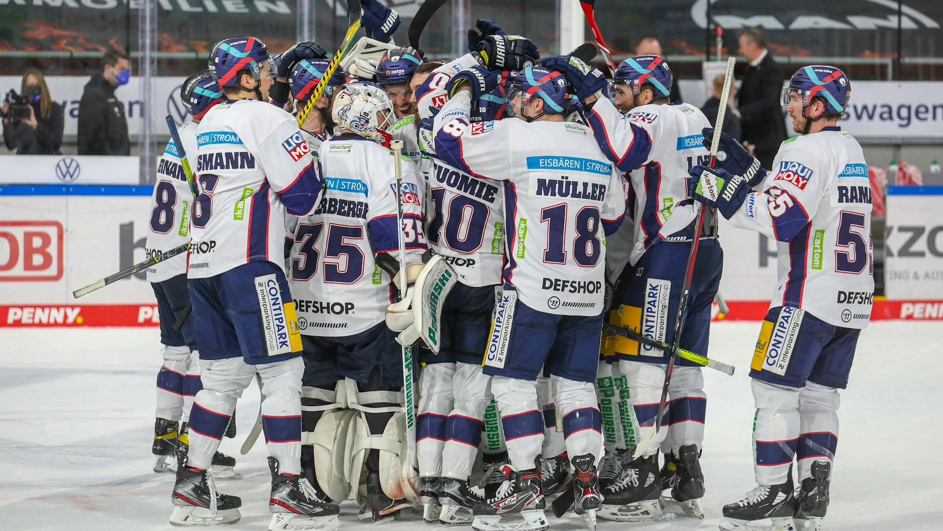 Auch am Freitagabend wollen die Eisbären zusammen einen Sieg feiern, er würde den Titel bedeuten.