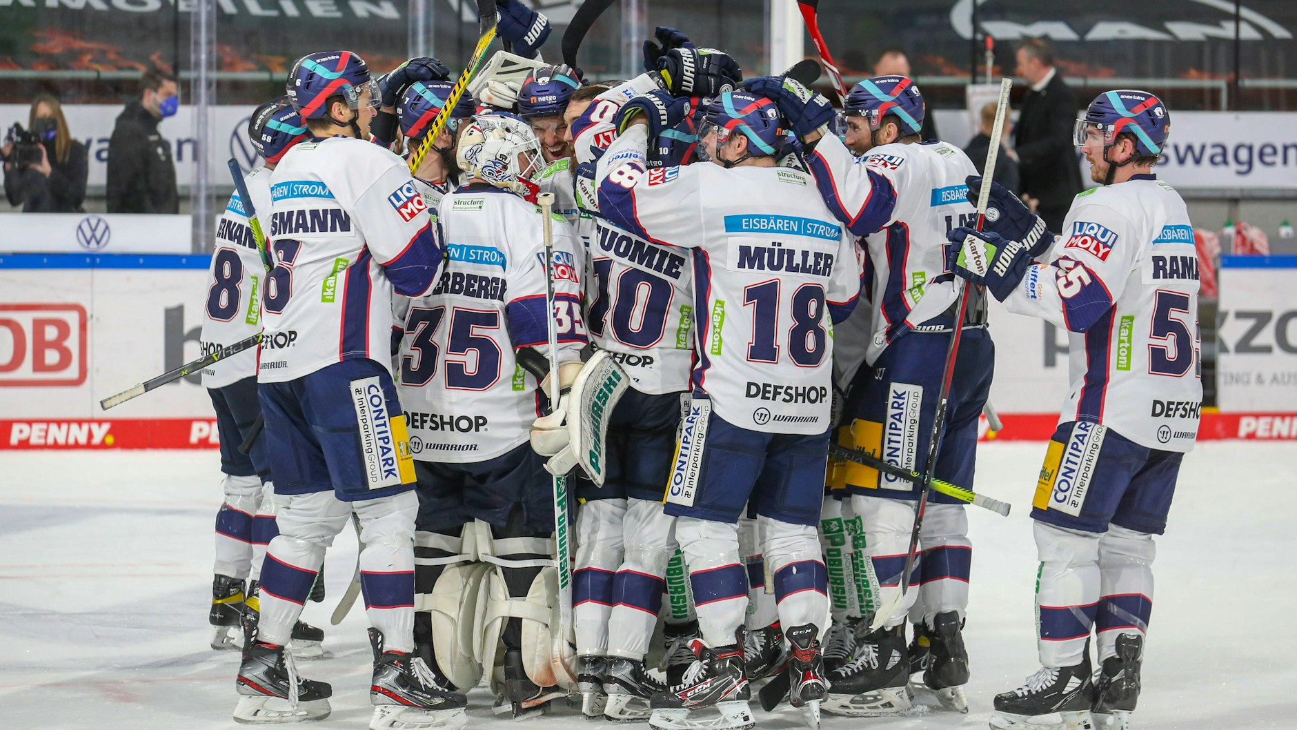 Auch am Freitagabend wollen die Eisbären zusammen einen Sieg feiern, er würde den Titel bedeuten.
