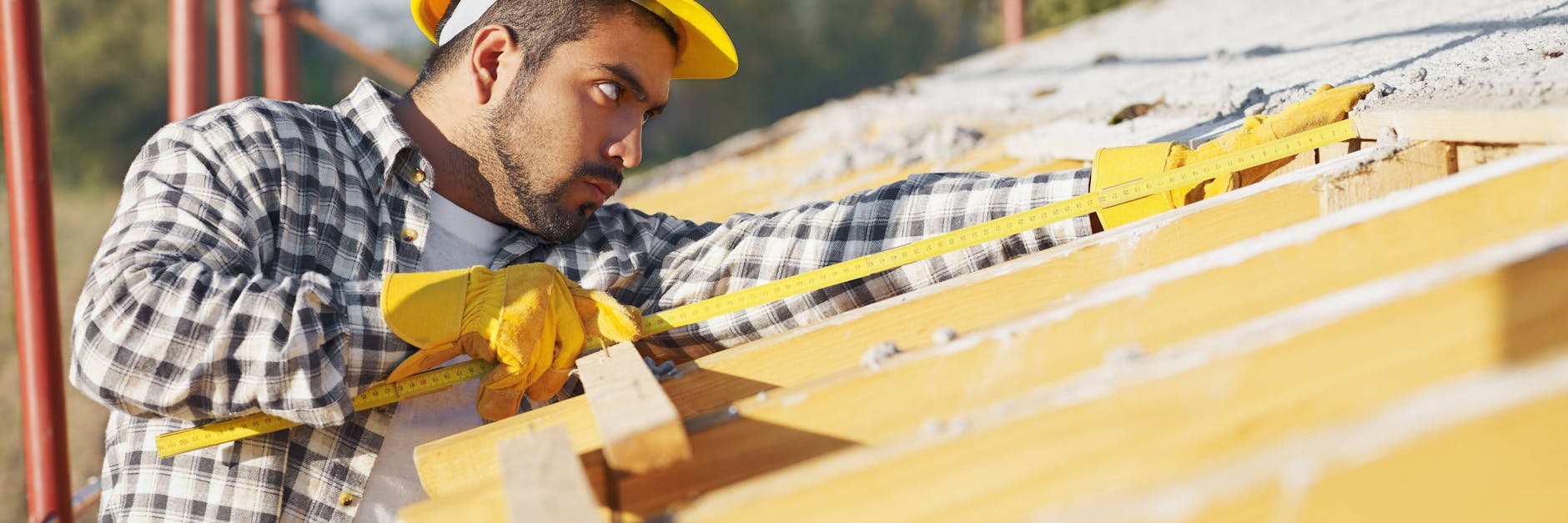 Ein Zimmermann beim Dachbau: Dort herrscht akuter Mangel an simplen Dachlatten.