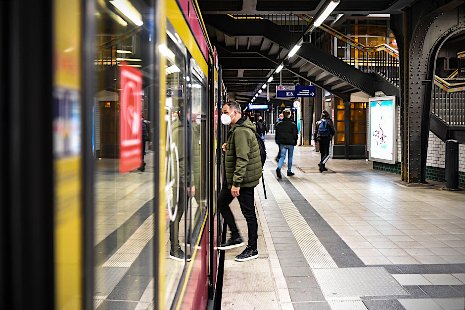 Eine halbe Stunde nach Beginn der Ausgangssperre hält ein Zug der S7 am Westkreuz: Auf dem Bahnhof  sind noch einige Berliner unterwegs.<br>