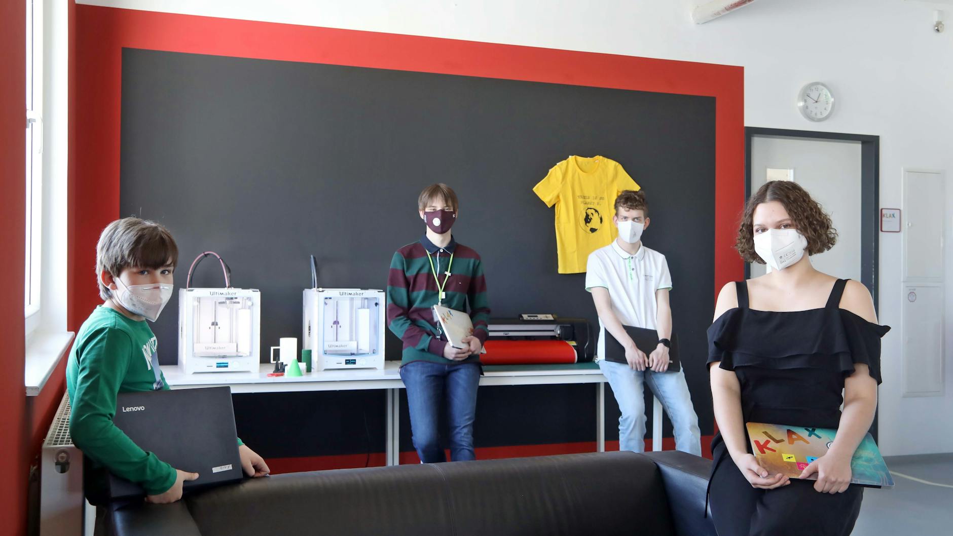 Die Klax-Gemeinschaftsschule in Pankow ist für den Deutschen Schulpreis nominiert. Bruno (11), Sean (16), Connor (17) und Linette (17) im Makerspace. 