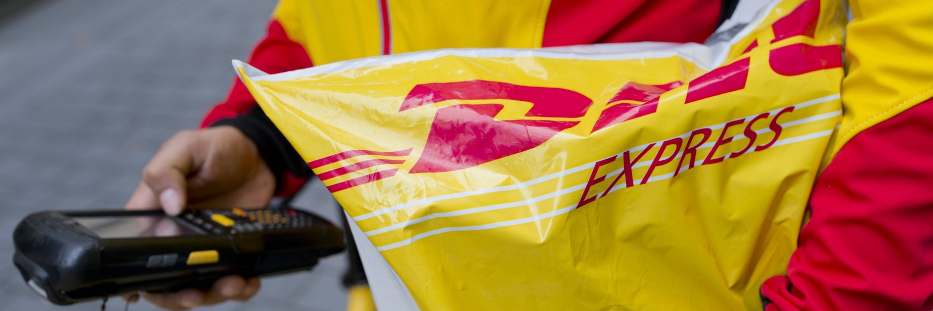 Ein Fahrradkurier des Postdienstleisters DHL