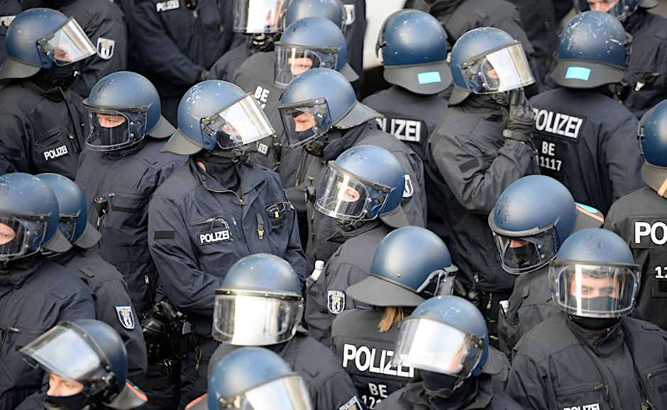 In der Corona-Pandemie suchen Berliner Polizisten angesichts psychischer Belastungen verstärkt Rat und Hilfe.