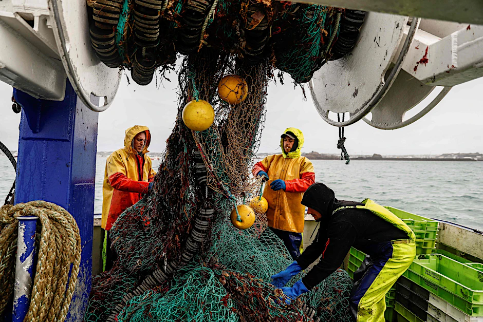 Etwa 100 französische Fischer haben sich vor dem Hafen von Saint Helier versammelt um zu protestieren.&nbsp; Seit dem Brexit ist ihr Zugang zu den Gewässern vor der Normandie erschwert.&nbsp;