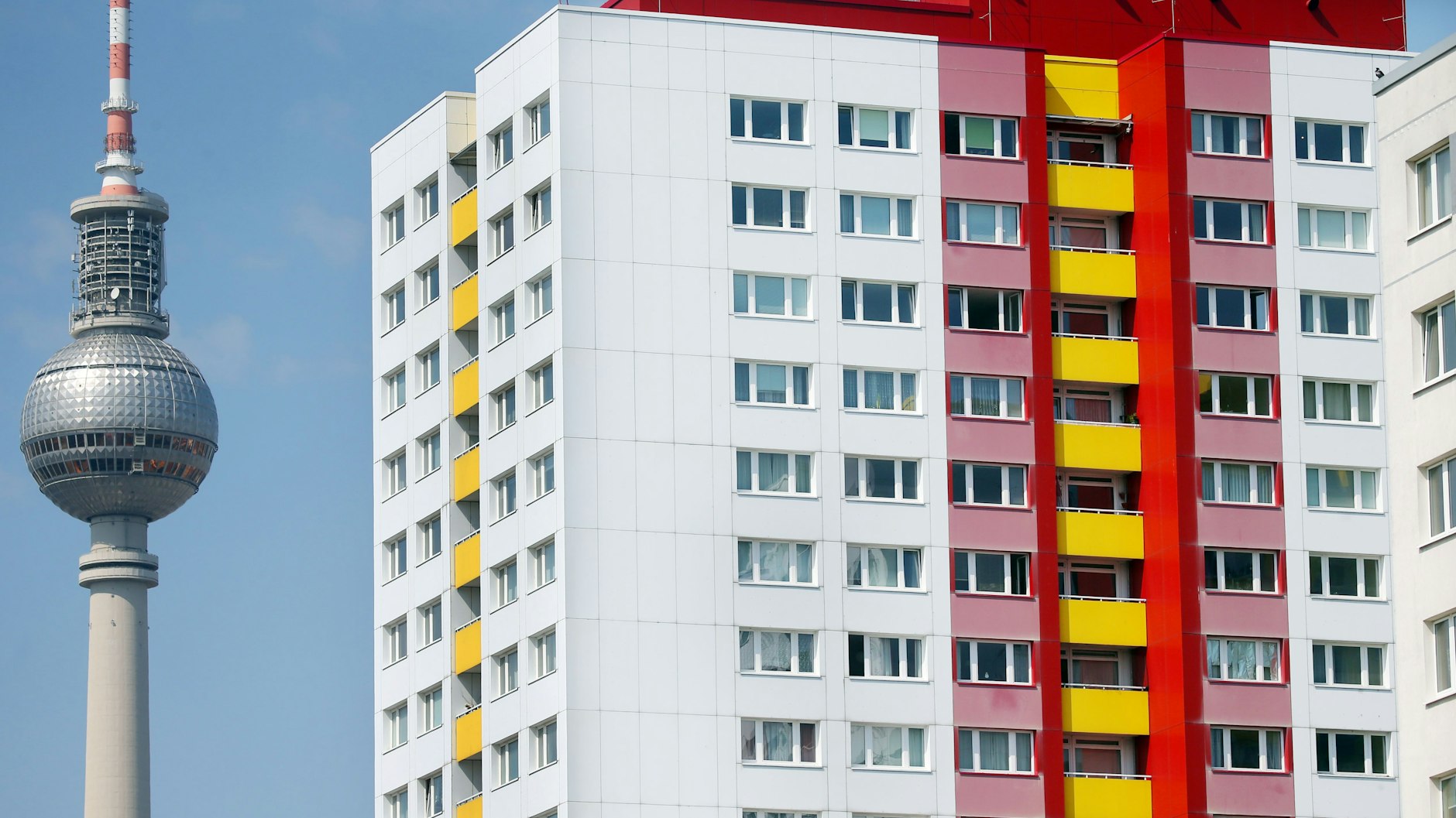 Nachdem das Bundesverfassungsgericht den Mietendeckel gekippt hat, ziehen die Angebotsmieten in Berlin an.