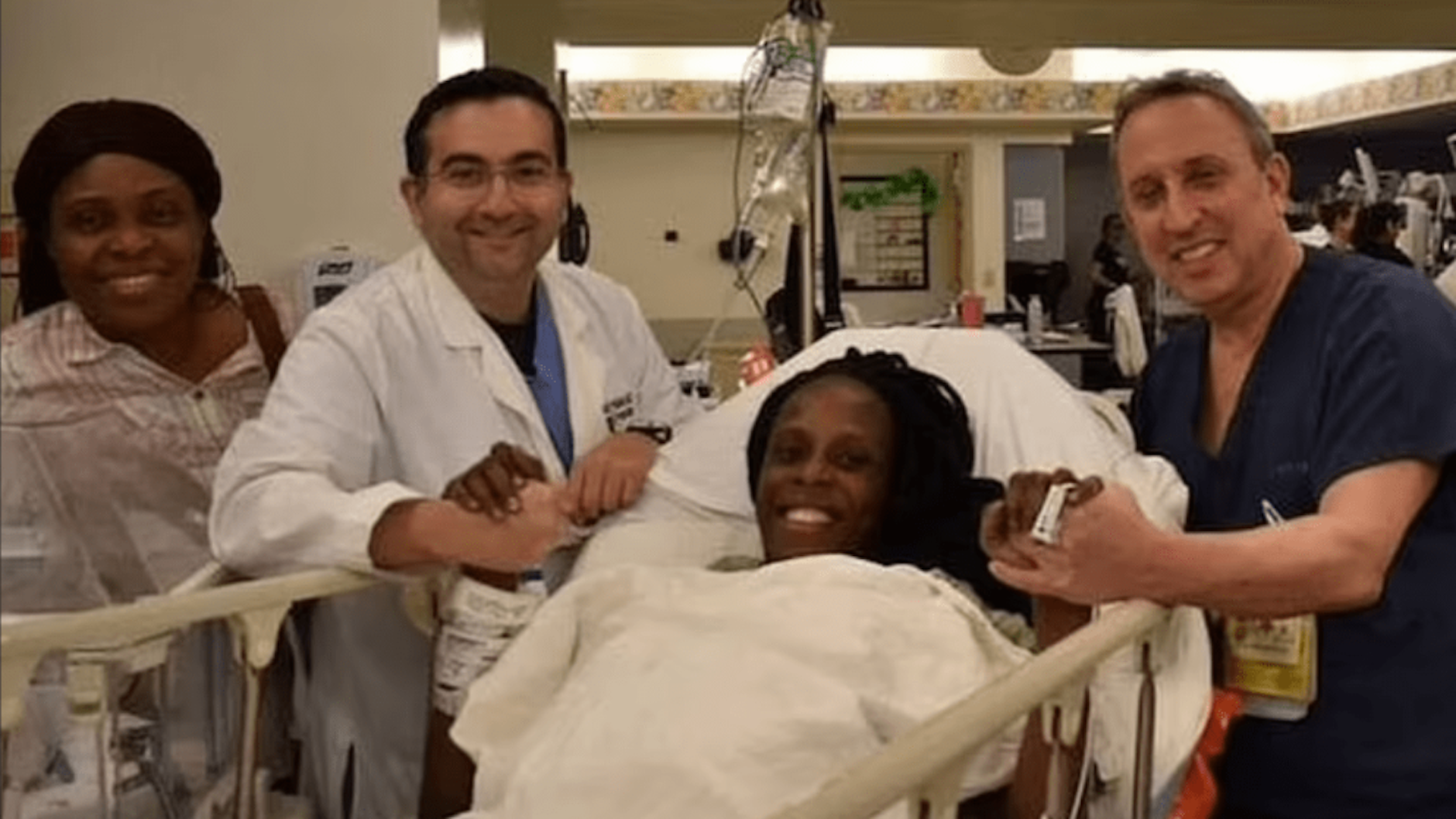 Die glückliche Mutter&nbsp;Halima Cissé strahlt neben den behandelnden Ärzten.