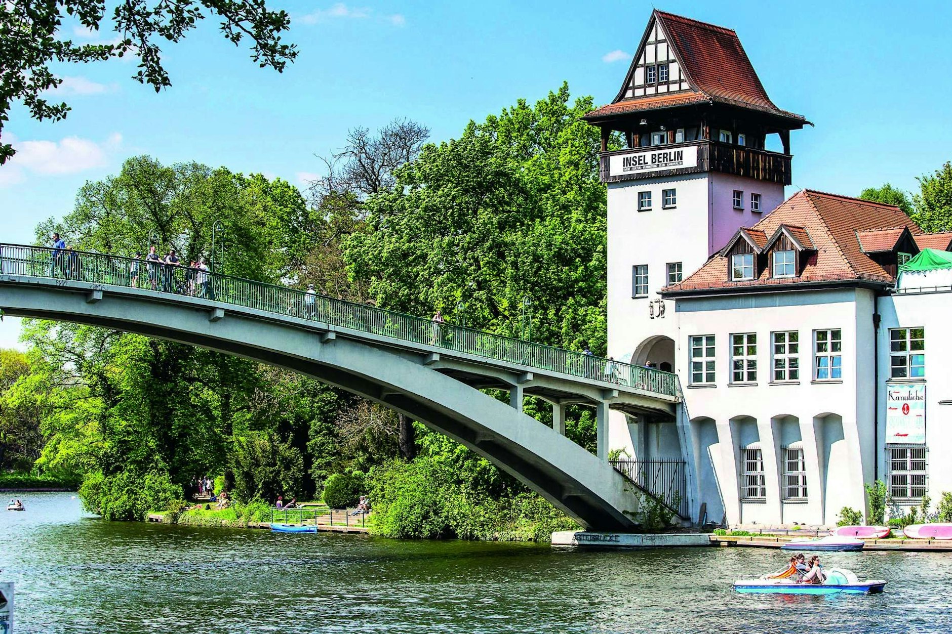 Die Insel der Jugend ist eine Etappe bei einer Tour auf der Spree in Treptow. 