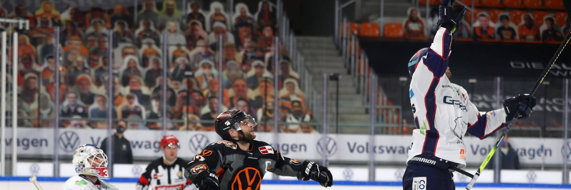 Simon Després (r.) macht es vor: Noch einmal müssen sich die Eisbären strecken für den Titel.