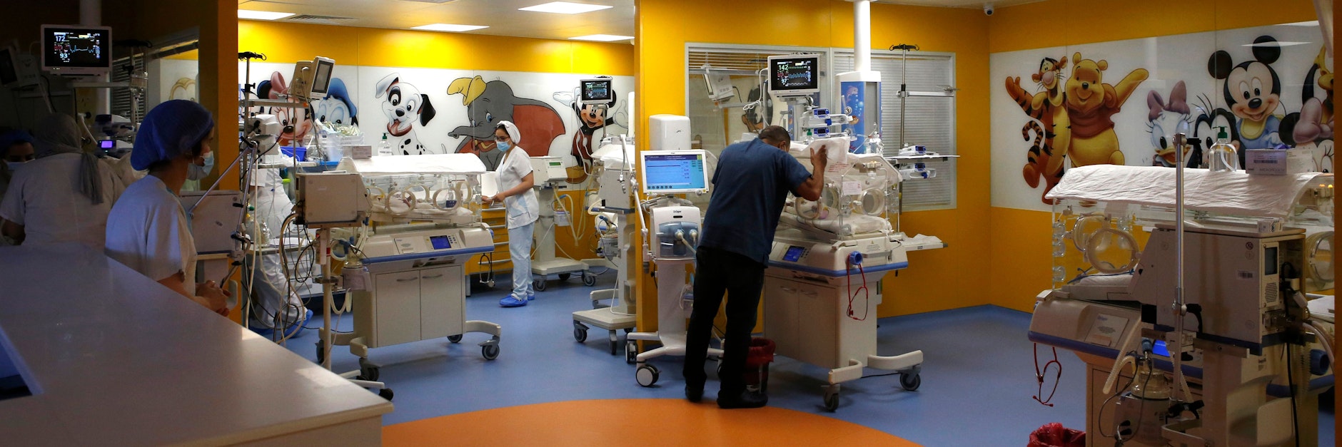 Krankenschwestern kümmern sich liebevoll um die Neunlinge.