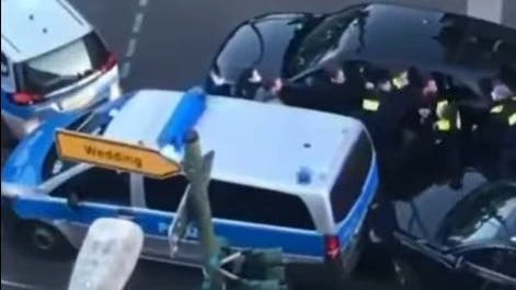 Ein Zeuge filmte die Auseinandersetzung zwischen dem Autofahrer und Polizisten.